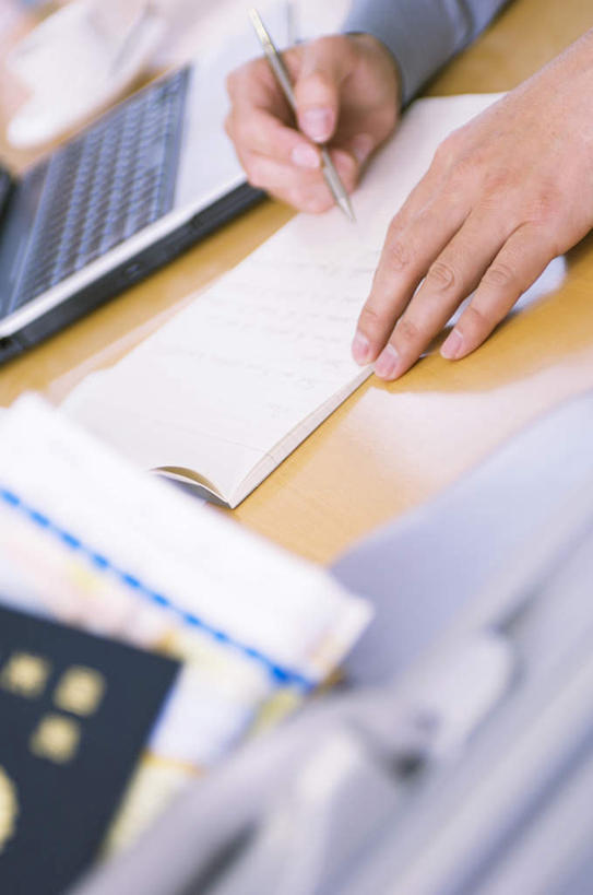 东方人,手,一个人,商务人士,商务男性,办公室,坐,摸,竖图,俯视,室内,白天,衬衫,电脑,笔记本电脑,桌子,亚洲,仅一个男性,仅一个人,抚摸,握,写,阴影,套装,朦胧,模糊,光线,网络,笔,材料,档案,文件,影子,办公桌,办公用品,拿,拿着,黄种人,通讯设备,文具,仅一个年轻男性,阳光,学习用品,资料,记录,手部,握着,文具用品,一支,无线,文档,通信设备,商务装,无线网络,无线上网,便携式电脑,工薪阶层,手提电脑,男人,男性,年轻男性,亚洲人,白领,上班族,触摸,接触,坐着,半身,彩图,高角度拍摄,衬衣