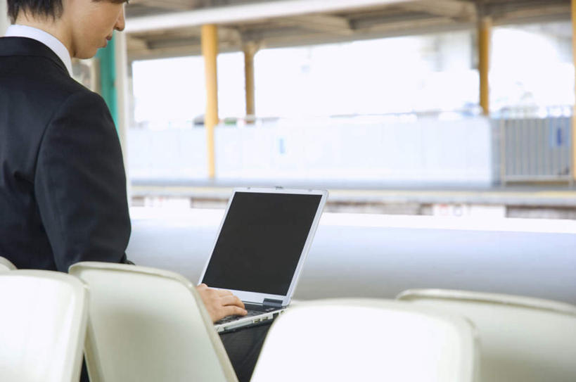 东方人,头发,一个人,商务人士,商务女性,坐,笑,摸,微笑,露齿笑,横图,室外,白天,衬衫,旅游,度假,电脑,笔记本电脑,地铁,椅子,亚洲,仅一个年轻女性,仅一个女性,仅一个人,抚摸,敲打,阴影,套装,光线,网络,影子,木椅,墙,地铁站,褐色,轨道交通,注视,黄种人,娱乐,输入,通讯设备,墙壁,墙面,背面,阳光,打字,低头,观察,看,靠,靠着,倚靠,享受,休闲,放松,观看,点击,敲击,察看,无线,倚着,关注,通信设备,商务装,无线网络,无线上网,便携式电脑,工薪阶层,按键,手提电脑,年轻女性,女人,女性,亚洲人,白领,上班族,触摸,接触,坐着,半身,彩图,衬衣,地铁机动车,地下铁,轻轨