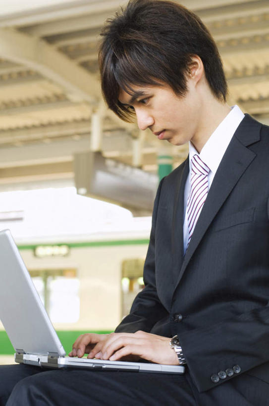 东方人,头发,一个人,商务人士,商务男性,坐,笑,摸,微笑,露齿笑,竖图,室外,白天,侧面,衬衫,电脑,笔记本电脑,窗户,地铁,指示牌,亚洲,仅一个男性,仅一个人,抚摸,敲打,阴影,套装,光线,网络,标志,文字,影子,屋檐,地铁站,领带,轨道交通,注视,黄种人,输入,通讯设备,标识,檐,玻璃窗,仅一个年轻男性,黑色,阳光,打字,低头,观察,看,靠,靠着,倚靠,观看,点击,一台,敲击,察看,无线,倚着,关注,通信设备,商务装,无线网络,无线上网,便携式电脑,工薪阶层,按键,手提电脑,男人,男性,年轻男性,亚洲人,白领,上班族,触摸,接触,坐着,半身,彩图,衬衣,地铁机动车,地下铁,轻轨