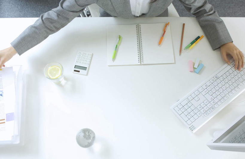 东方人,一个人,商务人士,商务男性,办公室,坐,伸展双臂,摸,横图,俯视,室内,白天,衬衫,电脑,笔记本电脑,桌子,杯子,亚洲,仅一个男性,仅一个人,许多,抚摸,握,阴影,套装,光线,网络,笔,材料,档案,文件,影子,办公桌,办公用品,领带,拿,拿着,注视,黄种人,通讯设备,玻璃制品,文具,仅一个年轻男性,阳光,水杯,学习用品,资料,观察,看,靠,靠着,倚靠,握着,观看,文具用品,察看,无线,倚着,关注,文档,通信设备,商务装,无线网络,无线上网,便携式电脑,工薪阶层,手提电脑,男人,男性,年轻男性,亚洲人,白领,上班族,玻璃杯,敞开双臂,触摸,接触,伸开双臂,展开双肩,张开手臂,张开双臂,坐着,半身,彩图,高角度拍摄,衬衣