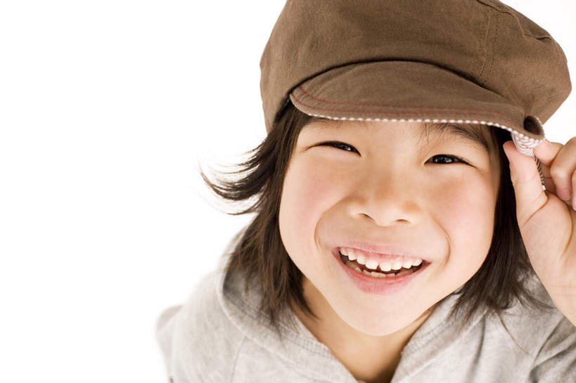 东方人,儿童,头发,一个人,站,举,笑,摸,微笑,露齿笑,横图,俯视,室内,特写,白天,白色背景,纯洁,帽子,亚洲,仅一个男性,仅一个人,抚摸,服装,褐色,注视,休闲装,黄种人,小孩,衣服,黑色,灰色,观察,看,托,站着,张嘴,仅一个小孩,休闲,休闲服,可爱,童年,童趣,摄影,服饰,影棚,观看,察看,关注,张大嘴巴,童真,烂漫,无邪,一顶,天真,男孩,男人,男性,亚洲人,孩子,张开嘴,触摸,接触,举起,举手,举着,向上举,向上伸,向上托,站立,半身,彩图,高角度拍摄,影棚拍摄,欢乐,开心,拍摄,男生