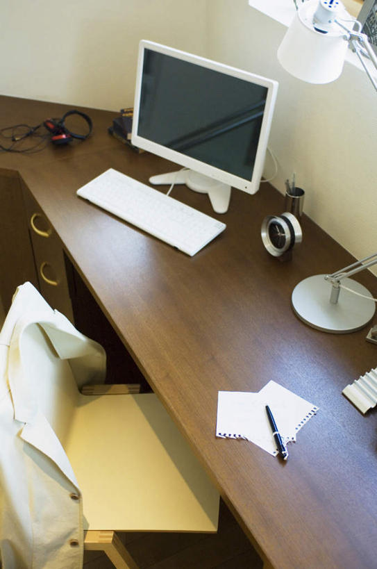 无人,办公室,竖图,俯视,室内,白天,快乐,满意,幸福,电脑,显示器,鼠标,键盘,窗户,台灯,桌子,椅子,照明,阴影,时间,光线,网络,笔,时钟,影子,纸,办公桌,木椅,墙,灯光,办公用品,钢笔,音响,音乐,计时,娱乐,输入设备,通讯设备,玻璃窗,墙壁,墙面,灯,文具,白色,阳光,耳机,学习用品,灯具,钟表,享受,休闲,表,台式电脑,放松,一台,文具用品,照亮,一支,舒适,享乐,照明设备,通信设备,输出设备,钟,彩图,高角度拍摄