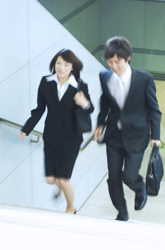 东方人,头发,两个人,伙伴,朋友,商务人士,商务男性,商务女性,栏杆,站,走,笑,摸,微笑,露齿笑,竖图,俯视,室外,白天,衬衫,友谊,楼梯,亚洲,抚摸,阴影,套装,光线,包,瓷砖,地砖,扶手,皮包,影子,阶梯,墙,地铁站,领带,地面,拎,注视,黄种人,护栏,墙壁,墙面,台阶,两个,黑色,阳光,扶,观察,看,站着,观看,单肩包,察看,扶着,关注,商务装,工薪阶层,友情,男人,男性,年轻男性,年轻女性,女人,女性,亚洲人,白领,上班族,步行,触摸,接触,散步,站立,走路,彩图,高角度拍摄,全身,衬衣,拎着