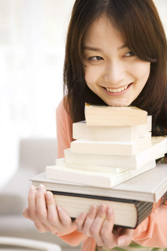 东方人,头发,一个人,客厅,坐,捧,笑,摸,微笑,露齿笑,竖图,室内,白天,正面,沙发,书籍,亚洲,仅一个年轻女性,仅一个女性,仅一个人,一堆,许多,抚摸,堆叠,堆积,服装,朦胧,模糊,墙,褐色,扭头,注视,休闲装,黄种人,墙壁,墙面,衣服,黄色,观察,看,转头,休闲,休闲服,服饰,观看,堆,察看,起居室,关注,布艺沙发,年轻女性,女人,女性,亚洲人,书,图书,触摸,端,端着,接触,捧着,手捧,坐着,半身,彩图