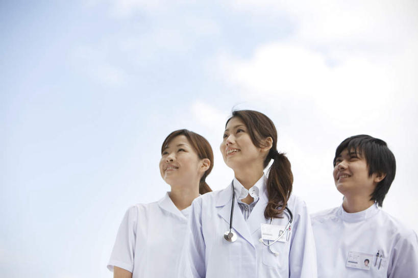 东方人,头发,三个人,医生,站,笑,摸,微笑,露齿笑,横图,室外,白天,仰视,亚洲,一排,抚摸,阴影,整齐,光线,影子,云,云朵,云彩,扭头,注视,黄种人,排列,一个,蓝色,黑色,白云,蓝天,天空,阳光,听诊器,天,观察,看,站着,转头,医护人员,医疗人员,单个,观看,察看,医疗设备,白大褂,队列,关注,男人,男性,年轻男性,年轻女性,女人,女性,亚洲人,大夫,触摸,接触,抬头,仰头,站立,半身,彩图,低角度拍摄