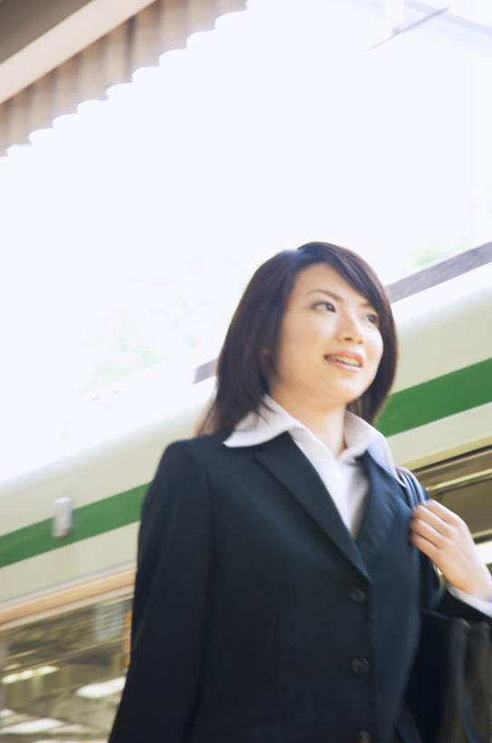 东方人,背,头发,一个人,商务人士,商务女性,站,笑,摸,微笑,露齿笑,竖图,室外,白天,正面,衬衫,旅游,度假,窗户,地铁,亚洲,仅一个年轻女性,仅一个女性,仅一个人,抚摸,阴影,套装,光线,包,皮包,影子,地铁站,轨道交通,注视,黄种人,娱乐,玻璃窗,一个,蓝色,黑色,蓝天,天空,阳光,天,背着,观察,看,站着,享受,休闲,放松,单个,观看,单肩包,察看,关注,商务装,工薪阶层,年轻女性,女人,女性,亚洲人,白领,上班族,触摸,接触,站立,半身,彩图,衬衣,地铁机动车,地下铁,轻轨
