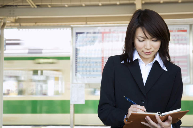 东方人,头发,一个人,商务人士,商务女性,站,捧,笑,摸,微笑,露齿笑,横图,室外,白天,正面,衬衫,旅游,度假,指示牌,亚洲,仅一个年轻女性,仅一个女性,仅一个人,抚摸,握,写,阴影,套装,光线,笔,标志,文字,影子,墙,地铁站,办公用品,记事本,拿,拿着,注视,黄种人,娱乐,标识,墙壁,墙面,文具,一个,黑色,阳光,本子,笔记本,学习用品,低头,观察,记录,看,站着,享受,休闲,放松,握着,单个,观看,文具用品,察看,关注,商务装,工薪阶层,年轻女性,女人,女性,亚洲人,白领,上班族,触摸,端,端着,接触,捧着,手捧,站立,半身,彩图,衬衣