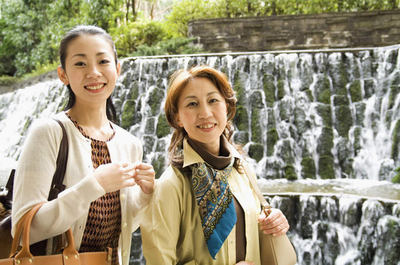 东方人,背,头发,两个人,伙伴,朋友,站,笑,摸,微笑,露齿笑,横图,室外,白天,正面,旅游,度假,友谊,草地,草坪,石头,瀑布,水,植物,亚洲,抚摸,阴影,飞溅,服装,溅,光线,石子,液体,影子,水滴,拎,扭头,注视,休闲装,黄种人,娱乐,水珠,草,树,树木,衣服,黄色,绿色,白色,阳光,自然,背着,观察,看,站着,转头,享受,休闲,休闲服,放松,服饰,生长,成长,观看,察看,关注,喷洒,友情,年轻女性,女人,女性,亚洲人,跌水,石块,触摸,接触,站立,半身,彩图,拎着