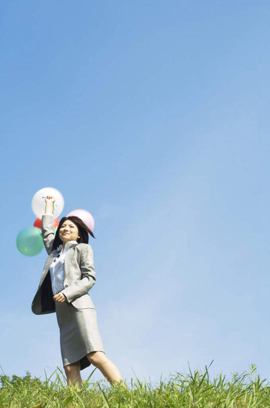 东方人,头发,一个人,商务人士,商务女性,站,举,笑,摸,微笑,露齿笑,竖图,室外,白天,仰视,旅游,度假,草地,草坪,植物,亚洲,仅一个年轻女性,仅一个女性,仅一个人,许多,抚摸,握,阴影,套装,漂浮,光线,包,皮包,影子,云,云朵,褐色,拿,云彩,拿着,扭头,注视,黄种人,娱乐,草,一个,蓝色,绿色,白云,蓝天,天空,阳光,气球,天,观察,看,托,站着,转头,享受,休闲,放松,握着,单个,观看,单肩包,察看,关注,商务装,工薪阶层,年轻女性,女人,女性,亚洲人,白领,上班族,触摸,接触,举起,举手,举着,向上举,向上伸,向上托,站立,彩图,低角度拍摄,全身