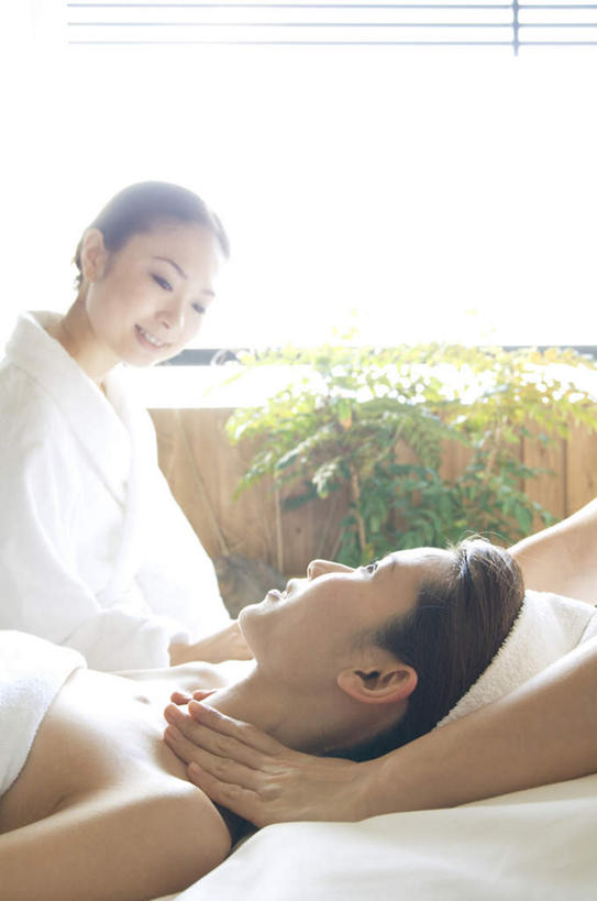 东方人,头发,三个人,按摩师,坐,躺,闭眼,笑,摸,微笑,露齿笑,竖图,室内,白天,侧面,浴袍,按摩,美容,植物,窗户,床,亚洲,抚摸,护肤,阴影,光线,盆栽,影子,床单,盆景,扭头,黄种人,被子,玻璃窗,绿色,白色,黑色,阳光,自然,毛巾,转头,保养,享受,休闲,放松,SPA水疗,保健,温泉浴场,单人床,生长,成长,被单,养颜,指压,疗养院,卧着,年轻女性,女人,女性,亚洲人,技师,矿泉疗养地,闭眼睛,闭着眼,闭着眼睛,触摸,接触,躺着,卧,坐着,半身,彩图,汤帷子,浴衣,水疗,推拿