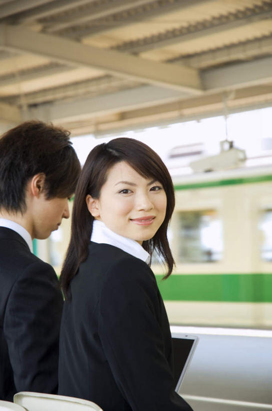 东方人,头发,两个人,伙伴,朋友,商务人士,商务男性,商务女性,坐,笑,摸,微笑,露齿笑,竖图,室外,白天,衬衫,友谊,电脑,笔记本电脑,窗户,地铁,亚洲,抚摸,敲打,阴影,套装,朦胧,模糊,光线,网络,包,瓷砖,地砖,皮包,影子,地铁站,地面,轨道交通,扭头,注视,黄种人,输入,通讯设备,玻璃窗,一个,背面,黑色,阳光,打字,观察,看,靠,靠着,倚靠,转头,单个,观看,点击,一台,敲击,单肩包,察看,无线,倚着,关注,通信设备,商务装,无线网络,无线上网,便携式电脑,工薪阶层,友情,按键,手提电脑,男人,男性,年轻男性,年轻女性,女人,女性,亚洲人,白领,上班族,触摸,接触,坐着,半身,彩图,衬衣,地铁机动车,地下铁,轻轨