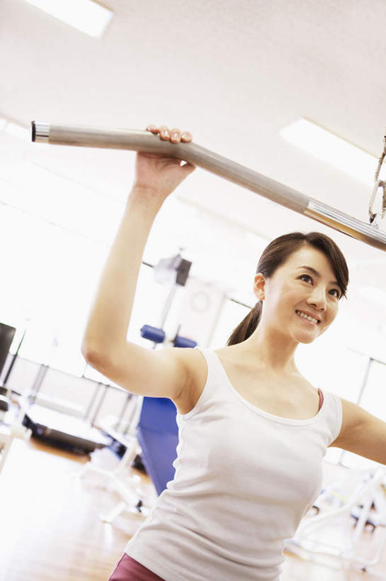 东方人,头发,一个人,健身房,坐,举,伸展双臂,笑,摸,微笑,露齿笑,竖图,室内,白天,正面,锻炼,运动,地板,亚洲,仅一个年轻女性,仅一个女性,仅一个人,抚摸,握,阴影,服装,光线,影子,墙,褐色,地面,注视,休闲装,黄种人,运动器械,木地板,墙壁,墙面,衣服,白色,阳光,观察,看,托,休闲,休闲服,健身器械,握着,服饰,观看,察看,关注,健身器材,体育,年轻女性,女人,女性,亚洲人,敞开双臂,触摸,接触,举起,举手,举着,伸开双臂,向上举,向上伸,向上托,展开双肩,张开手臂,张开双臂,坐着,半身,彩图,健身,健身馆,运动器材