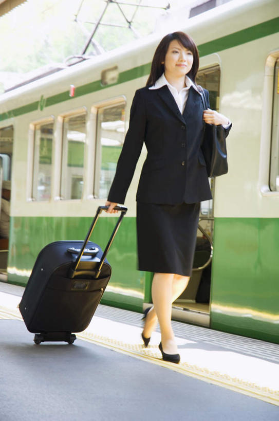 东方人,背,一个人,商务人士,商务女性,站,走,摸,竖图,室外,白天,正面,衬衫,旅游,度假,地铁,亚洲,仅一个年轻女性,仅一个女性,仅一个人,抚摸,阴影,套装,光线,包,拉杆箱,旅行箱,皮包,影子,地铁站,地面,轨道交通,拎,黄种人,娱乐,一个,阳光,行李箱,箱子,背着,站着,享受,休闲,放松,单个,出差,单肩包,商务装,工薪阶层,年轻女性,女人,女性,亚洲人,白领,上班族,步行,触摸,接触,散步,站立,走路,彩图,全身,衬衣,旅行,地铁机动车,地下铁,轻轨,拎着