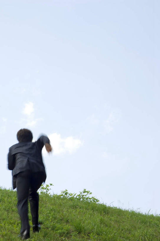 东方人,头发,一个人,商务人士,商务男性,站,跑,竖图,室外,白天,衬衫,锻炼,运动,草地,草坪,植物,亚洲,仅一个男性,仅一个人,阴影,套装,光线,影子,云,云朵,领带,云彩,抬腿,黄种人,草,树,树木,仅一个年轻男性,背面,蓝色,绿色,黑色,白云,蓝天,天空,阳光,自然,天,站着,抬手,生长,成长,商务装,工薪阶层,体育,男人,男性,年轻男性,亚洲人,白领,上班族,跑步,站立,彩图,全身,衬衣,健身