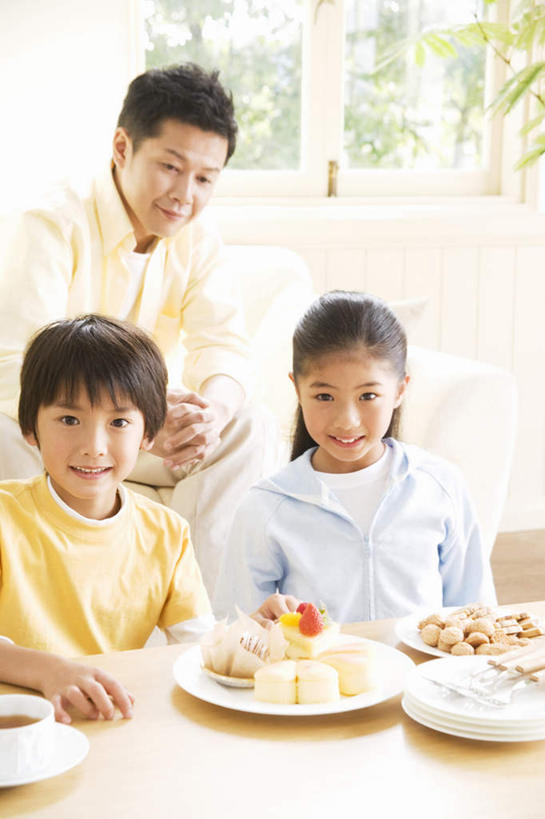 点心,东方人,儿童,头发,三个人,家庭,父亲,女儿,儿子,客厅,坐,笑,摸,微笑,露齿笑,竖图,俯视,室内,白天,下午茶,纯洁,窗户,桌子,餐具,椅子,亚洲,撑,抚摸,阴影,服装,光线,碟子,盘,影子,办公桌,墙,食品,注视,休闲装,黄种人,玻璃窗,墙壁,墙面,食物,糕点,小孩,衣服,黄色,蓝色,黑色,阳光,盘子,碟,观察,看,靠,靠着,倚靠,休闲,温暖,温馨,父女,父子,一家人,休闲服,父爱,可爱,童年,童趣,服饰,观看,和睦,察看,起居室,撑着,倚着,关注,童真,烂漫,无邪,天真,男孩,男人,男性,年轻男性,女孩,女人,女性,亚洲人,孩子,年轻人,触摸,接触,坐着,半身,彩图,高角度拍摄,融洽,蛋糕,男生,女生