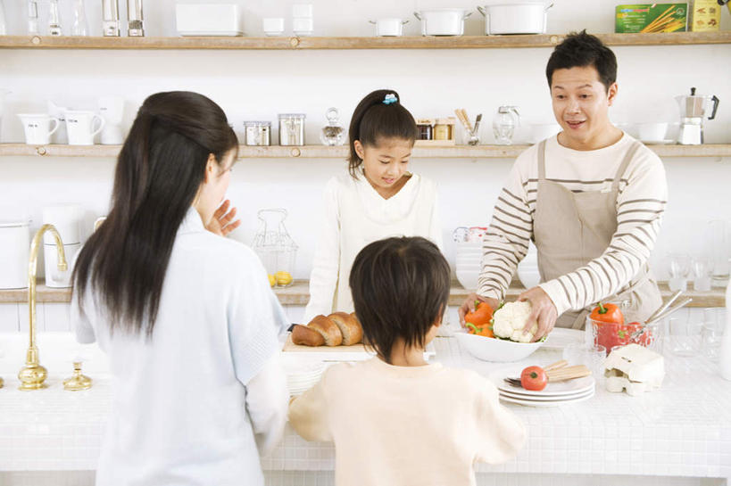 点心,面包,东方人,儿童,背部,四个人,家庭,夫妻,母亲,父亲,女儿,儿子,客厅,站,笑,摸,吃,微笑,露齿笑,横图,室内,白天,正面,爱情,纯洁,柜子,蔬菜,西红柿,杯子,餐具,亚洲,一排,许多,抚摸,握,阴影,条纹,服装,新鲜,整齐,光线,碟子,盘,影子,墙,食品,面点,浪漫,拿,拿着,注视,休闲装,黄种人,相视,墙壁,墙面,玻璃制品,食物,糕点,排列,小孩,衣服,红色,白色,黑色,阳光,盘子,水杯,橱柜,碟,碗,观察,看,站着,休闲,温暖,温馨,父子,母女,一家人,面对面,休闲服,恩爱,父爱,可爱,母爱,童年,童趣,握着,恋人,服饰,有机食品,绿色食品,观看,对视,和睦,察看,起居室,队列,关注,相对,童真,烂漫,无邪,相看,天真,男孩,男人,男性,年轻男性,年轻女性,女孩,女人,女性,亚洲人,孩子,夫妇,情侣,玻璃杯,进餐用具,烹调用具,番茄,触摸,接触,嚼,食,站立,半身,彩图,伴侣,融洽,男生,女生