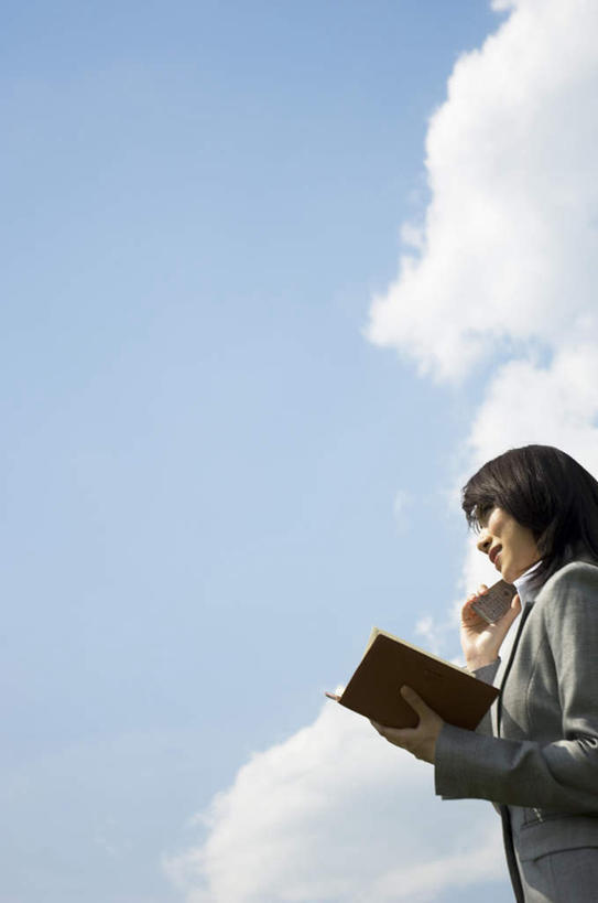 东方人,头发,一个人,商务人士,商务女性,站,举,笑,摸,打电话,微笑,露齿笑,竖图,室外,白天,仰视,衬衫,电话,手机,亚洲,仅一个年轻女性,仅一个女性,仅一个人,抚摸,握,阴影,套装,光线,影子,云,云朵,褐色,记事本,拿,听,云彩,拿着,注视,黄种人,通讯设备,一个,蓝色,白云,蓝天,天空,阳光,本子,笔记本,天,观察,看,托,站着,握着,单个,观看,察看,关注,商务装,工薪阶层,交流,年轻女性,女人,女性,亚洲人,白领,上班族,触摸,沟通,接触,举起,举手,举着,通话,向上举,向上伸,向上托,站立,半身,彩图,低角度拍摄,衬衣