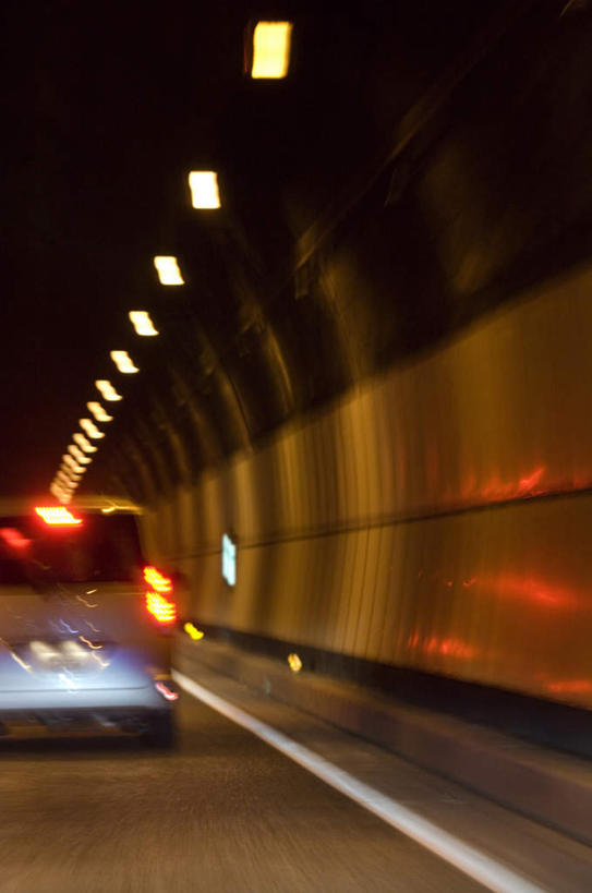 无人,竖图,室内,白天,正面,旅游,度假,道路,路,公路,汽车,照明,一辆,一排,朦胧,模糊,整齐,隧道,壁灯,墙,灯光,娱乐,墙壁,墙面,车,灯,排列,灯具,交通工具,轿车,驾驶,行驶,享受,休闲,放松,操纵,照亮,控制,照明设备,队列,载具,操控,把持,马路,彩图