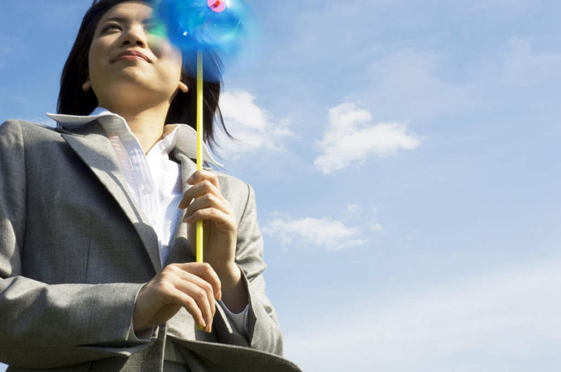 东方人,头发,一个人,商务人士,商务女性,站,捧,笑,摸,微笑,露齿笑,横图,室外,白天,仰视,衬衫,旅游,度假,快乐,自由,幸福,风车,玩具,亚洲,仅一个年轻女性,仅一个女性,仅一个人,抚摸,握,阴影,套装,光线,影子,云,云朵,褐色,拿,云彩,拿着,注视,黄种人,娱乐,蓝色,白云,蓝天,天空,阳光,天,观察,看,站着,享受,休闲,喜庆,放松,活力,握着,观看,希望,吉祥,察看,象征,关注,商务装,和平,梦想,工薪阶层,忠诚,进取,灵动,勇敢,勤奋,团结,幸运,年轻女性,女人,女性,亚洲人,白领,上班族,触摸,端,端着,接触,捧着,手捧,站立,半身,彩图,低角度拍摄,衬衣