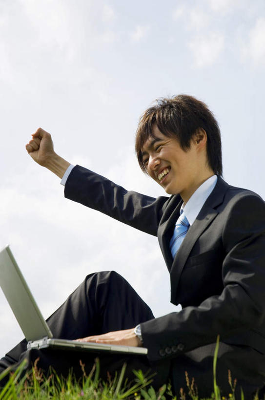 东方人,头发,一个人,商务人士,商务男性,坐,举,摸,竖图,室外,白天,仰视,衬衫,电脑,笔记本电脑,草地,草坪,植物,亚洲,仅一个男性,仅一个人,抚摸,敲打,握,阴影,套装,光线,网络,影子,云,云朵,领带,云彩,注视,黄种人,鼓励,输入,通讯设备,草,仅一个年轻男性,蓝色,绿色,黑色,白云,蓝天,天空,阳光,天,打字,观察,加油,看,手势,托,握拳,打气,握着,观看,点击,一台,敲击,察看,无线,关注,鼓舞,通信设备,商务装,无线网络,无线上网,便携式电脑,工薪阶层,按键,手提电脑,男人,男性,年轻男性,亚洲人,白领,上班族,触摸,接触,举起,举手,举着,向上举,向上伸,向上托,坐着,半身,彩图,低角度拍摄,衬衣