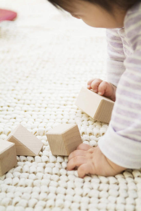 东方人,儿童,头发,一个人,摸,竖图,俯视,室内,白天,游戏,纯洁,玩具,亚洲,仅一个女性,仅一个人,撑,抚摸,阴影,服装,朦胧,模糊,光线,瓷砖,地砖,方块,影子,地面,玩,注视,休闲装,黄种人,娱乐,小孩,衣服,白色,黑色,阳光,低头,观察,看,趴着,仅一个小孩,四个,休闲,休闲服,可爱,童年,童趣,益智,服饰,观看,活动,察看,撑着,发泄,关注,消遣,智力,童真,烂漫,无邪,宣泄,天真,女孩,女人,女性,亚洲人,孩子,触摸,接触,趴,玩耍,嬉戏,半身,彩图,高角度拍摄,女生