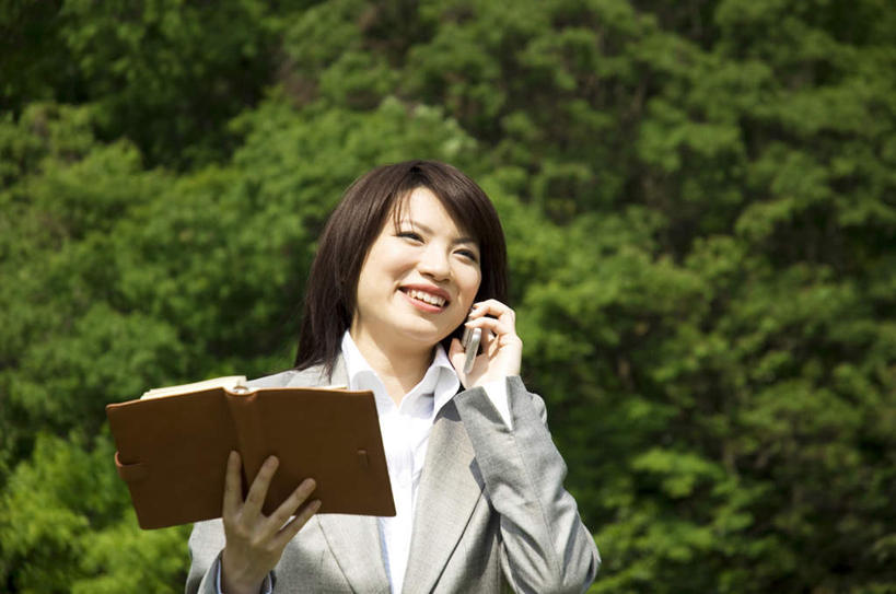 东方人,头发,一个人,商务人士,商务女性,站,举,捧,笑,打电话,微笑,露齿笑,横图,室外,白天,正面,衬衫,旅游,度假,草地,草坪,植物,电话,手机,亚洲,仅一个年轻女性,仅一个女性,仅一个人,握,阴影,套装,光线,影子,记事本,拿,听,拿着,注视,黄种人,娱乐,通讯设备,草,树,树木,黄色,绿色,阳光,自然,本子,笔记本,观察,看,托,站着,享受,休闲,放松,握着,生长,成长,观看,察看,关注,商务装,工薪阶层,交流,年轻女性,女人,女性,亚洲人,白领,上班族,端,端着,沟通,举起,举手,举着,捧着,手捧,通话,向上举,向上伸,向上托,站立,半身,彩图,衬衣