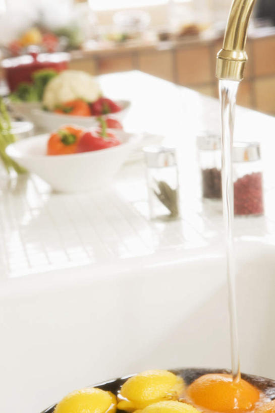 无人,客厅,竖图,俯视,室内,白天,餐桌,地板,柜子,桌子,柠檬,辣椒,蔬菜,餐具,水果,许多,朦胧,模糊,新鲜,碟子,盘,水龙头,墙,花菜,花椰菜,西兰花,调料,生食,食品,果实,地面,调味品,调味料,开关,木地板,墙壁,墙面,食物,一个,黄色,红色,盘子,橱柜,碟,打开,流动,有机食品,绿色食品,单个,餐台,阀门,起居室,开启,彩椒,辣角,红海椒,大椒,辣虎,广椒,水咀,益母果,柠果,甜椒,柿子椒,辣子,海椒,番椒,灯笼椒,清洗,彩图,高角度拍摄