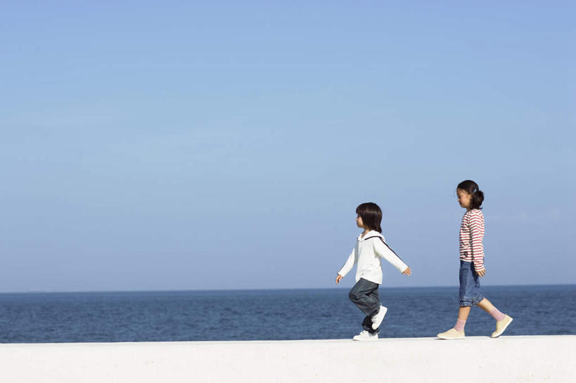 东方人,儿童,头发,两个人,伙伴,朋友,站,走,横图,室外,白天,侧面,旅游,度假,友谊,纯洁,海浪,海洋,沙滩,亚洲,阴影,服装,光线,沙子,影子,海岸,浪花,云,云朵,沙地,云彩,抬腿,注视,休闲装,黄种人,娱乐,小孩,衣服,蓝色,白色,黑色,白云,蓝天,天空,阳光,海水,天,观察,看,站着,享受,休闲,休闲服,放松,可爱,童年,童趣,服饰,观看,察看,关注,海景,童真,烂漫,无邪,天真,友情,男孩,男人,男性,女孩,女人,女性,亚洲人,大海,风浪,海,海水的波动,海滩,近岸浪,涌浪,步行,散步,站立,走路,彩图,全身,男生,女生