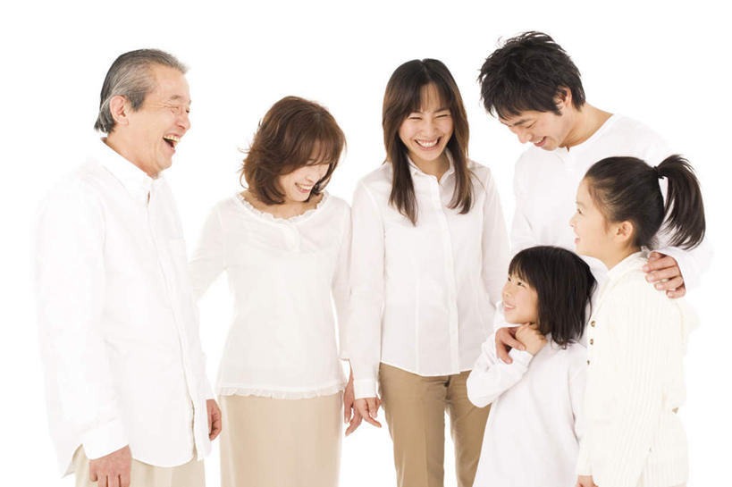 东方人,儿童,老年人,头发,夫妻,母亲,父亲,女儿,儿子,祖母,祖父,三代同堂,站,笑,摸,微笑,露齿笑,横图,室内,白天,白色背景,正面,爱情,纯洁,亚洲,一排,撑,抚摸,弯腰,服装,整齐,浪漫,扭头,注视,休闲装,黄种人,祖孙三代,排列,小孩,衣服,白色,黑色,低头,观察,看,站着,张嘴,转头,休闲,温暖,温馨,父女,父子,母女,母子,休闲服,恩爱,父爱,可爱,母爱,童年,童趣,恋人,摄影,服饰,影棚,奶奶,爷爷,观看,祖孙,和睦,察看,撑着,队列,关注,张大嘴巴,童真,烂漫,无邪,外婆,外孙女,外祖母,外公,外祖父,外孙,外孙子,弯身,天真,老年男性,老年女性,男孩,男人,男性,年轻男性,年轻女性,女孩,女人,女性,亚洲人,孩子,年轻人,夫妇,情侣,全家福,孙女,孙子,张开嘴,触摸,接触,站立,半身,彩图,影棚拍摄,拍摄,伴侣,融洽,男生,女生,爸爸,多代同堂,妈妈