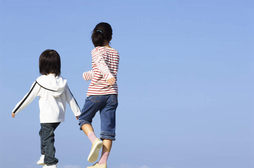 东方人,儿童,头发,两个人,伙伴,朋友,站,走,横图,室外,白天,旅游,度假,友谊,纯洁,海浪,海洋,沙滩,亚洲,阴影,条纹,服装,光线,沙子,影子,海岸,浪花,沙地,抬腿,注视,休闲装,黄种人,娱乐,小孩,背面,衣服,白色,黑色,阳光,海水,观察,看,站着,享受,休闲,休闲服,放松,可爱,童年,童趣,服饰,观看,踮脚,察看,关注,海景,童真,烂漫,无邪,天真,友情,男孩,男人,男性,女孩,女人,女性,亚洲人,大海,风浪,海,海水的波动,海滩,近岸浪,涌浪,步行,散步,站立,走路,彩图,全身,男生,女生