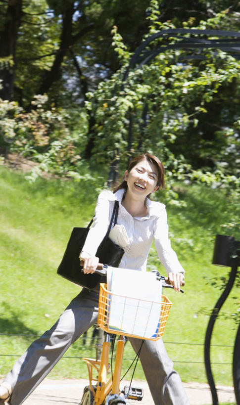 东方人,背,头发,一个人,坐,笑,摸,微笑,露齿笑,竖图,室外,白天,正面,旅游,度假,草地,草坪,植物,道路,路,自行车,亚洲,仅一个年轻女性,仅一个女性,仅一个人,抚摸,握,阴影,服装,光线,包,皮包,影子,小路,交通,注视,休闲装,黄种人,娱乐,车,脚踏车,草,树,树木,衣服,绿色,白色,黑色,阳光,自然,交通工具,背着,观察,看,享受,休闲,休闲服,放松,握着,服饰,乡间小路,生长,成长,观看,单肩包,察看,关注,载具,年轻女性,女人,女性,亚洲人,触摸,接触,坐着,半身,彩图