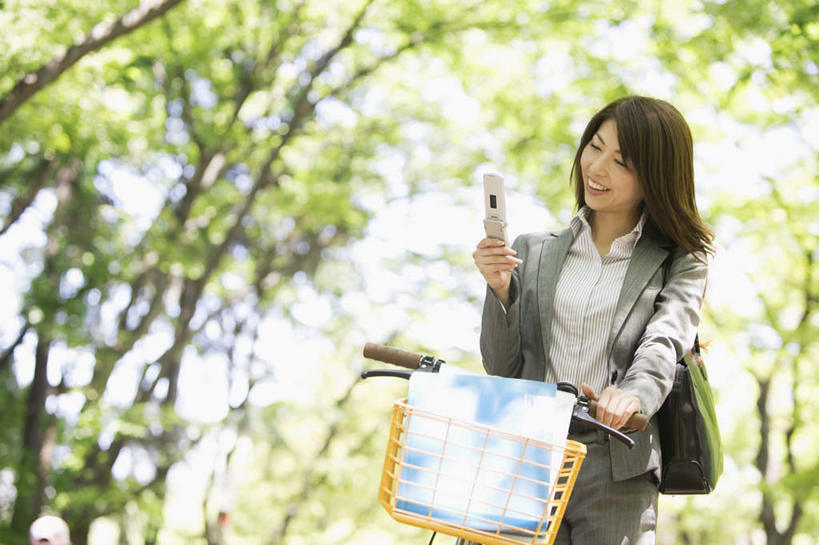 东方人,头发,一个人,坐,笑,摸,打电话,微笑,露齿笑,横图,室外,白天,正面,衬衫,旅游,度假,草地,草坪,植物,自行车,电话,手机,亚洲,仅一个年轻女性,仅一个女性,仅一个人,一辆,抚摸,握,阴影,光线,包,皮包,影子,云,云朵,拿,云彩,拿着,注视,黄种人,娱乐,通讯设备,车,脚踏车,草,树,树木,蓝色,绿色,黑色,白云,蓝天,天空,阳光,自然,交通工具,天,低头,观察,看,享受,休闲,放松,握着,生长,成长,观看,单肩包,察看,关注,载具,一部,交流,年轻女性,女人,女性,亚洲人,触摸,沟通,接触,通话,坐着,半身,彩图,衬衣