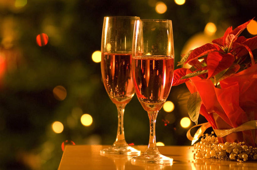 无人,横图,室内,特写,白天,正面,植物,杯子,礼盒,礼物,照明,圣诞节,一棵,阴影,节日,朦胧,模糊,庆祝,装饰,反射,彩灯,高脚杯,影子,纸盒,灯光,圣诞树,红酒杯,文化,玻璃制品,灯,盒子,树,树木,两个,一个,红色,绿色,自然,包装盒,酒杯,礼品盒,灯具,庆典,礼品,生长,单个,成长,纪念,华丽,修饰,照亮,点缀,照明设备,衬托,美观,雅致,雅观,玻璃杯,彩图