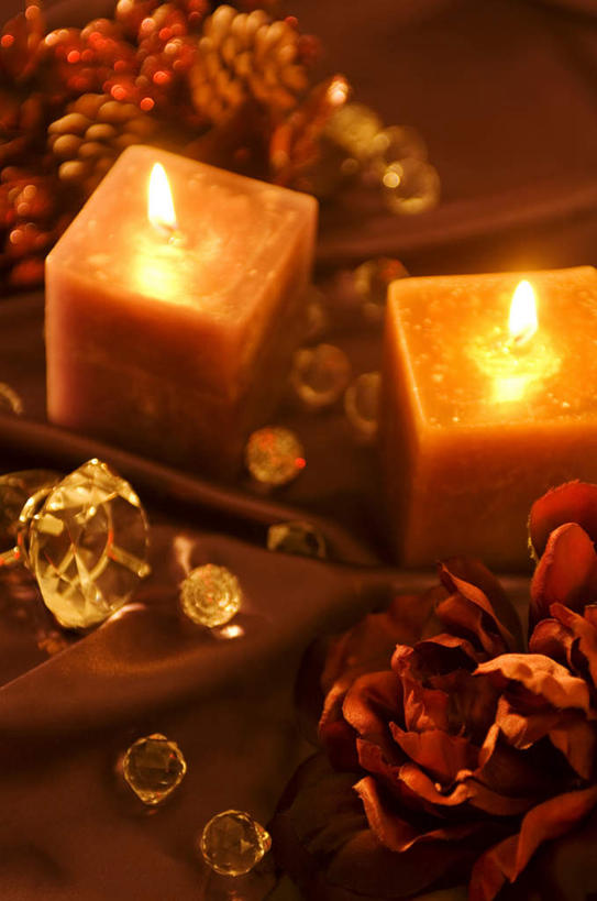 无人,竖图,俯视,室内,白天,爱情,幸福,纯洁,热情,桌面,玫瑰,蜡烛,圣诞节,许多,节日,朦胧,模糊,庆祝,装饰,盛开,透明,方块,火焰,烛光,玫瑰花,水晶,浪漫,燃烧,花蕾,文化,花,花瓣,花朵,鲜花,两个,一朵,红色,花苞,花蕊,点燃,庆典,温暖,温馨,恩爱,纪念,华丽,修饰,点缀,和睦,感动,衬托,美观,雅致,雅观,尊敬,水晶制品,天真,刺玫花,徘徊花,彩图,高角度拍摄,融洽