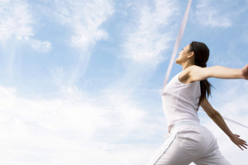 东方人,头发,一个人,站,跑,伸展双臂,笑,微笑,露齿笑,横图,室内,白天,仰视,锻炼,旅游,度假,运动,美景,亚洲,仅一个年轻女性,仅一个女性,仅一个人,阴影,服装,光线,影子,景观,云,云朵,云彩,注视,休闲装,黄种人,娱乐,衣服,蓝色,白色,黑色,白云,蓝天,天空,阳光,自然,天,观察,看,站着,享受,休闲,休闲服,景色,放松,服饰,观看,察看,关注,自然风光,体育,年轻女性,女人,女性,亚洲人,敞开双臂,跑步,伸开双臂,抬头,仰头,展开双肩,站立,张开手臂,张开双臂,半身,彩图,低角度拍摄,健身