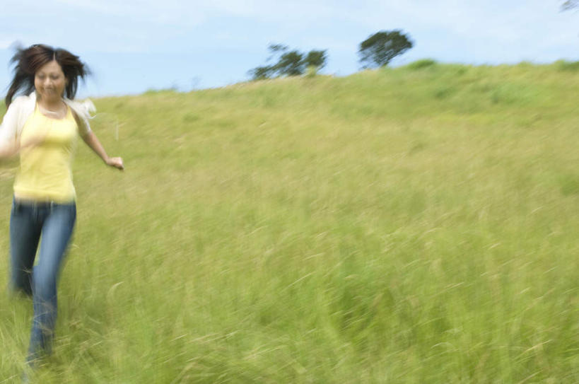 东方人,头发,一个人,站,跑,笑,微笑,露齿笑,横图,室内,白天,正面,锻炼,旅游,度假,运动,草地,草坪,美景,植物,亚洲,仅一个年轻女性,仅一个女性,仅一个人,阴影,服装,朦胧,模糊,光线,影子,景观,云,云朵,云彩,注视,休闲装,黄种人,娱乐,草,树,树木,衣服,黄色,蓝色,绿色,黑色,白云,蓝天,天空,阳光,自然,天,观察,看,站着,享受,休闲,休闲服,景色,放松,服饰,生长,成长,观看,察看,关注,自然风光,体育,年轻女性,女人,女性,亚洲人,长发,跑步,站立,半身,彩图,健身