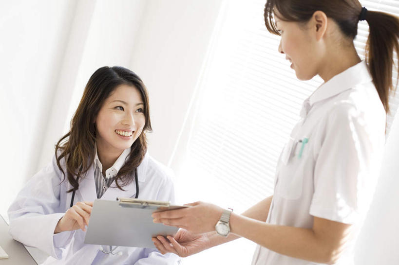 东方人,头发,两个人,伙伴,朋友,医生,医院,站,坐,捧,笑,微笑,露齿笑,横图,俯视,室内,白天,友谊,亚洲,一块,握,阴影,时间,传递,光线,材料,档案,时钟,手表,文件,影子,墙,拿,计时,拿着,注视,黄种人,相视,墙壁,墙面,黑色,阳光,资料,钟表,观察,看,站着,医护人员,医疗人员,面对面,表,握着,观看,对视,腕表,察看,白大褂,关注,文档,相对,医疗机构,相看,友情,年轻女性,女人,女性,亚洲人,长发,卷发,大夫,钟,端,端着,捧着,手捧,站立,坐着,半身,彩图,高角度拍摄,病院,诊所