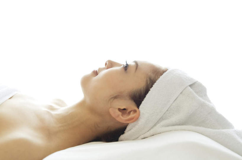 东方人,脸,头,脸颊,一个人,躺,笑,微笑,露齿笑,横图,室内,白天,侧面,浴袍,按摩,美容,床,亚洲,仅一个年轻女性,仅一个女性,仅一个人,一条,护肤,阴影,光线,影子,墙,床单,注视,黄种人,娱乐,被子,墙壁,墙面,白色,阳光,毛巾,观察,看,保养,享受,休闲,放松,SPA水疗,保健,温泉浴场,单人床,观看,察看,被单,关注,养颜,指压,卧着,年轻女性,女人,女性,亚洲人,头部,脸部,脸蛋,面部,矿泉疗养地,躺着,卧,半身,彩图,汤帷子,浴衣,水疗,推拿