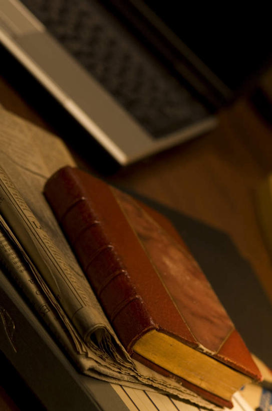 无人,竖图,俯视,室内,特写,白天,电脑,笔记本电脑,桌面,报纸,一本,一堆,阴影,堆叠,堆积,朦胧,模糊,光线,网络,信息,影子,褐色,记事本,通讯设备,阳光,本子,笔记本,堆,新闻,无线,通信设备,无线网络,无线上网,便携式电脑,手提电脑,彩图,高角度拍摄,报刊