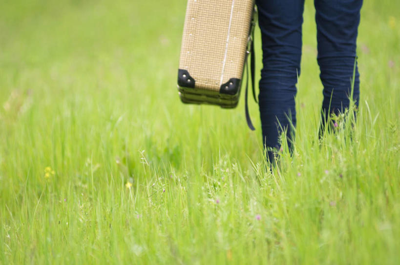 东方人,一个人,站,摸,横图,室外,白天,旅游,度假,草地,草坪,美景,植物,亚洲,仅一个年轻女性,仅一个女性,仅一个人,抚摸,阴影,服装,盛开,光线,拉杆箱,旅行箱,影子,景观,花蕾,拎,休闲装,黄种人,娱乐,草,花,花瓣,花朵,鲜花,一个,背面,衣服,黄色,绿色,白色,阳光,自然,行李箱,箱子,花苞,花蕊,站着,享受,休闲,休闲服,景色,放松,服饰,单个,出差,自然风光,年轻女性,女人,女性,亚洲人,触摸,接触,站立,半身,彩图,旅行,拎着