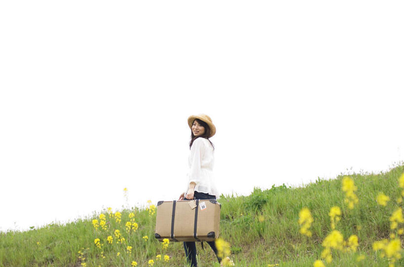 东方人,一个人,站,笑,微笑,露齿笑,横图,室外,白天,侧面,旅游,度假,草地,草坪,美景,植物,帽子,亚洲,仅一个年轻女性,仅一个女性,仅一个人,阴影,服装,盛开,光线,拉杆箱,旅行箱,影子,景观,花蕾,拎,扭头,注视,休闲装,黄种人,娱乐,草,花,花瓣,花朵,鲜花,衣服,黄色,蓝色,绿色,白色,蓝天,天空,阳光,自然,行李箱,遮阳帽,箱子,天,花苞,花蕊,观察,看,站着,转头,享受,休闲,休闲服,景色,放松,服饰,观看,出差,察看,关注,自然风光,一顶,年轻女性,女人,女性,亚洲人,站立,半身,彩图,旅行,拎着