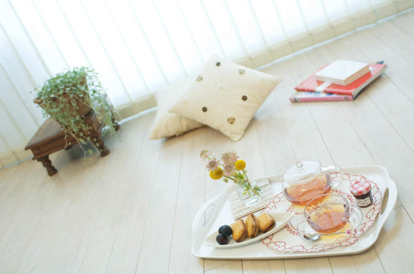 点心,无人,客厅,横图,俯视,室内,白天,植物,窗户,地板,靠垫,落地窗,杯子,餐具,书籍,椅子,三块,一堆,一排,阴影,堆叠,堆积,整齐,光线,碟子,壶,盘,盆栽,影子,木椅,墙,食品,甜点,甜品,长春藤,常春藤,靠枕,盆景,地面,木地板,玻璃窗,墙壁,墙面,水壶,食物,糕点,排列,两个,一个,绿色,阳光,自然,盘子,茶壶,水杯,垫子,碟,枕头,甜食,三本,生长,单个,成长,堆,起居室,队列,永恒,不朽,忠实,洋常春藤,茶杯,书,图书,彩图,高角度拍摄,常青藤