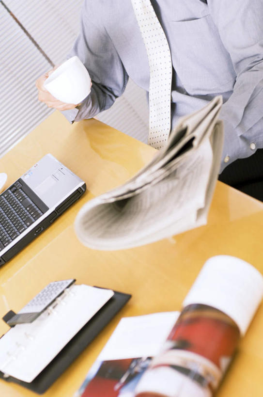 东方人,一个人,商务人士,商务男性,办公室,坐,摸,竖图,俯视,室内,白天,衬衫,电脑,笔记本电脑,桌子,报纸,杯子,椅子,亚洲,仅一个男性,仅一个人,一张,抚摸,喝,握,阴影,套装,反射,网络,信息,材料,瓷器,档案,文件,影子,办公桌,木椅,墙,咖啡杯,陶瓷制品,拿,拿着,黄种人,通讯设备,墙壁,墙面,仅一个年轻男性,一个,资料,靠,靠着,倚靠,握着,单个,新闻,无线,倚着,文档,瓷杯,通信设备,商务装,无线网络,无线上网,便携式电脑,工薪阶层,手提电脑,男人,男性,年轻男性,亚洲人,白领,上班族,触摸,接触,坐着,半身,彩图,高角度拍摄,衬衣,报刊