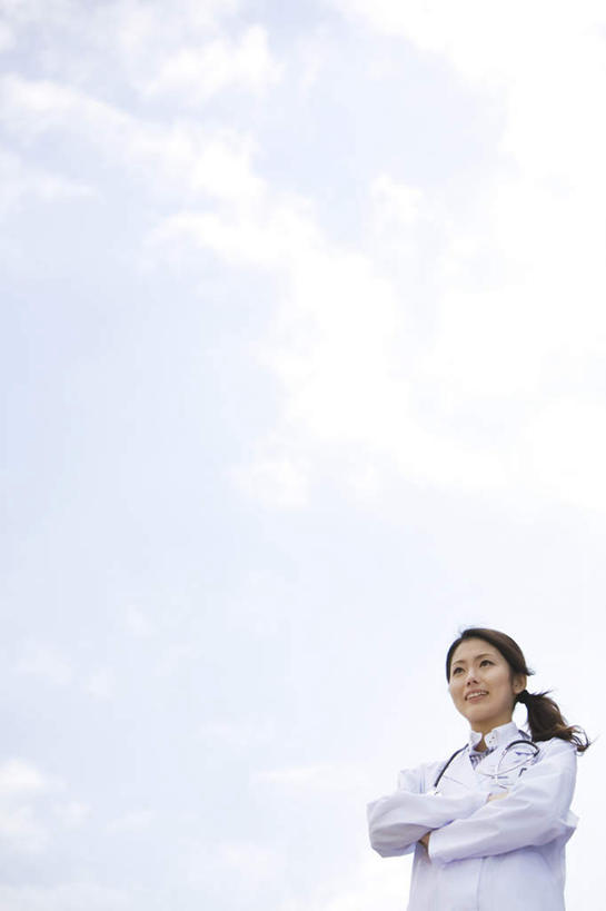 东方人,头发,一个人,站,笑,摸,双手交叉,微笑,露齿笑,竖图,室外,白天,仰视,衬衫,旅游,度假,亚洲,仅一个年轻女性,仅一个女性,仅一个人,抚摸,阴影,光线,影子,云,云朵,云彩,注视,黄种人,娱乐,蓝色,白色,黑色,白云,蓝天,天空,阳光,天,观察,看,站着,享受,休闲,放松,观看,察看,双手抱胸,关注,年轻女性,女人,女性,亚洲人,长发,触摸,接触,站立,半身,彩图,低角度拍摄,衬衣
