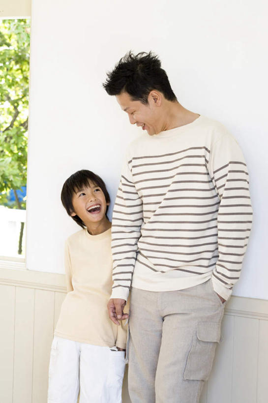 东方人,儿童,头发,两个人,家庭,父亲,儿子,客厅,站,笑,微笑,露齿笑,竖图,室内,白天,正面,纯洁,植物,窗户,亚洲,阴影,条纹,服装,光线,影子,墙,注视,休闲装,黄种人,玻璃窗,相视,墙壁,墙面,树,树木,小孩,衣服,绿色,白色,黑色,阳光,自然,观察,看,靠,靠着,倚靠,站着,休闲,温暖,温馨,父子,一家人,面对面,休闲服,父爱,可爱,童年,童趣,服饰,生长,成长,观看,对视,和睦,察看,起居室,倚着,关注,相对,童真,烂漫,无邪,相看,单手抄兜,单手放兜,天真,男孩,男人,男性,年轻男性,亚洲人,孩子,年轻人,插兜,手插兜,手放口袋,站立,半身,彩图,融洽,男生,手抄兜