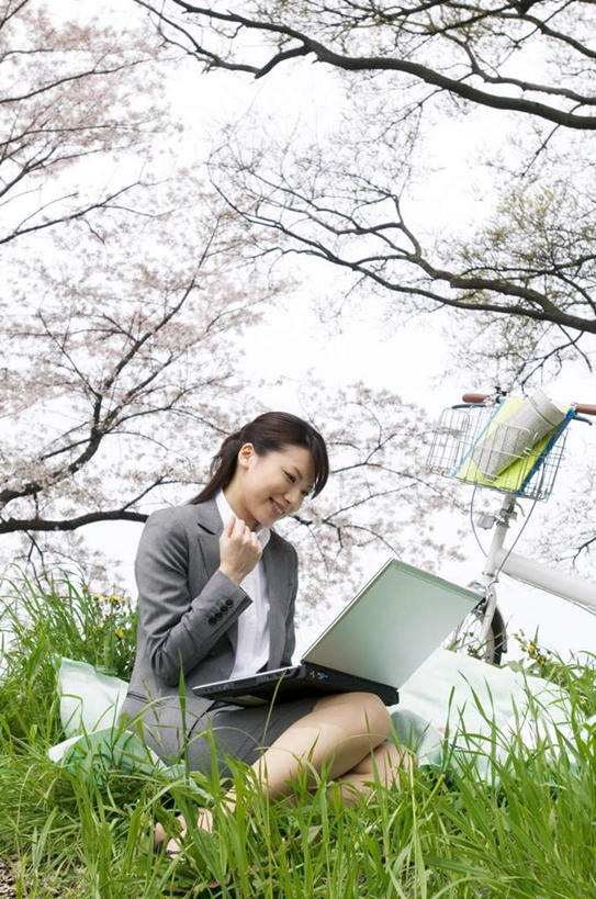 东方人,头发,一个人,坐,笑,摸,微笑,露齿笑,竖图,室内,白天,仰视,旅游,度假,电脑,笔记本电脑,草地,草坪,植物,亚洲,仅一个年轻女性,仅一个女性,仅一个人,抚摸,握,阴影,光线,网络,影子,注视,黄种人,娱乐,鼓励,通讯设备,草,树,树木,蓝色,绿色,黑色,蓝天,天空,阳光,自然,天,低头,观察,加油,看,手势,握拳,享受,休闲,放松,打气,握着,生长,晴朗,成长,观看,察看,无线,关注,鼓舞,通信设备,无线网络,无线上网,便携式电脑,万里无云,手提电脑,年轻女性,女人,女性,亚洲人,长发,晴空,晴空万里,触摸,接触,坐着,彩图,低角度拍摄,全身