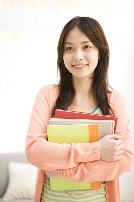 东方人,头发,一个人,客厅,站,捧,笑,摸,微笑,露齿笑,竖图,室内,白天,正面,沙发,亚洲,仅一个年轻女性,仅一个女性,仅一个人,抚摸,服装,材料,档案,文件,墙,注视,休闲装,黄种人,墙壁,墙面,衣服,粉色,黄色,资料,观察,看,站着,休闲,休闲服,服饰,观看,察看,起居室,关注,文档,布艺沙发,年轻女性,女人,女性,亚洲人,长发,触摸,端,端着,接触,捧着,手捧,站立,半身,彩图