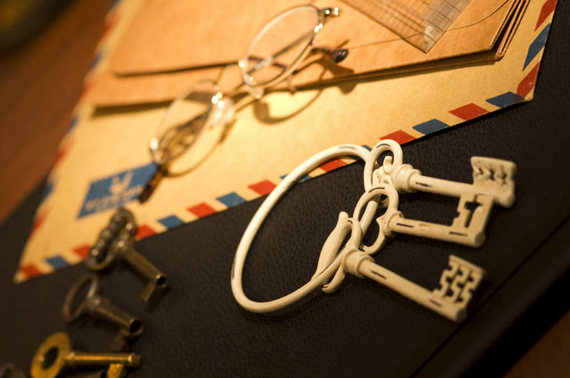 无人,横图,俯视,室内,特写,白天,安全,桌子,一副,一排,许多,阴影,朦胧,模糊,整齐,传递,光线,信息,信封,眼镜,影子,邮件,办公桌,防护,钥匙,联系,邮筒,邮箱,排列,阳光,联络,邮递,通信,信件,保护,开启,队列,封闭,保险,私密,近视眼镜,邮政,保全,周全,安稳,安定,防盗,平安,彩图,高角度拍摄