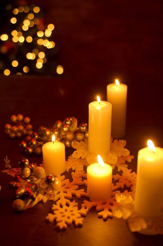 无人,竖图,俯视,室内,白天,植物,餐桌,桌子,蜡烛,照明,圣诞节,五个,一棵,许多,阴影,节日,庆祝,装饰,反射,彩灯,火焰,影子,烛光,灯光,圣诞树,燃烧,文化,灯,树,树木,绿色,自然,灯具,点燃,庆典,生长,成长,餐台,纪念,华丽,修饰,照亮,点缀,照明设备,衬托,美观,雅致,雅观,彩图,高角度拍摄