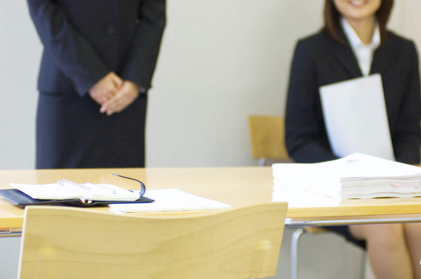 东方人,头发,两个人,伙伴,朋友,商务人士,商务女性,办公室,站,坐,捧,笑,摸,微笑,露齿笑,横图,室内,白天,正面,衬衫,友谊,桌子,亚洲,抚摸,握,套装,朦胧,模糊,材料,档案,文件,办公桌,墙,拿,拿着,注视,黄种人,墙壁,墙面,黑色,资料,观察,看,靠,靠着,倚靠,站着,握着,观看,察看,倚着,关注,文档,商务装,工薪阶层,友情,年轻女性,女人,女性,亚洲人,长发,白领,上班族,触摸,端,端着,接触,捧着,手捧,站立,坐着,半身,彩图,衬衣